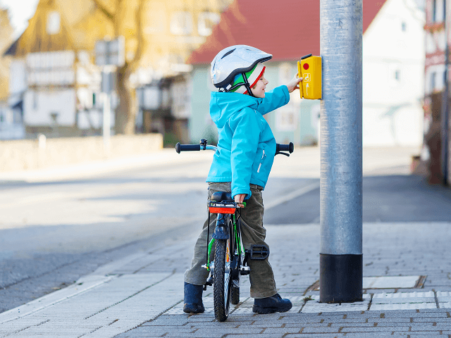 Škôlkar na bicykli pri ceste