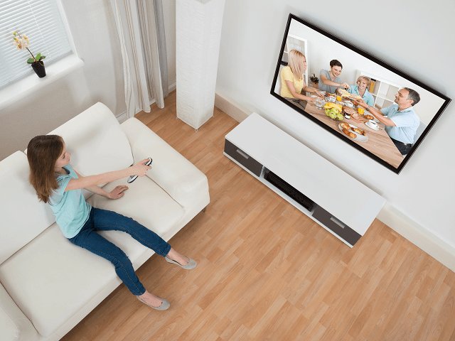 Dieťa samé doma pri televízore