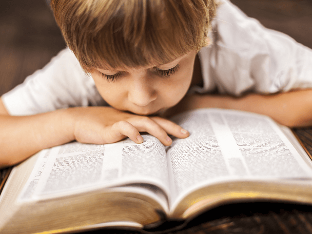 Malý chlapec sa učí z knihy