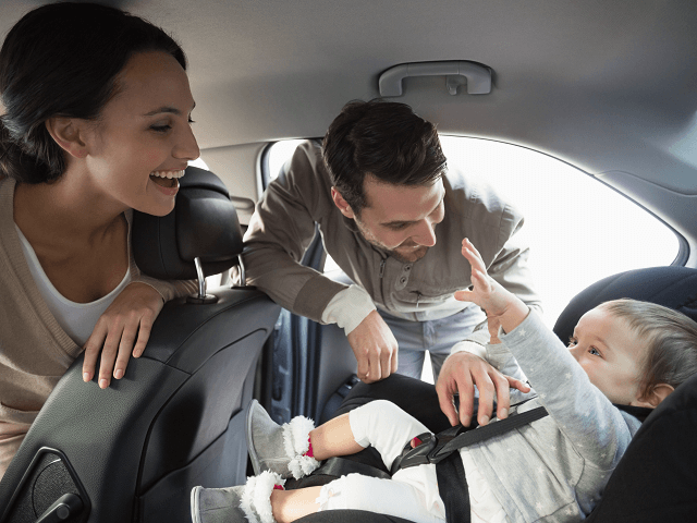 Rodičia s dieťaťom v aute
